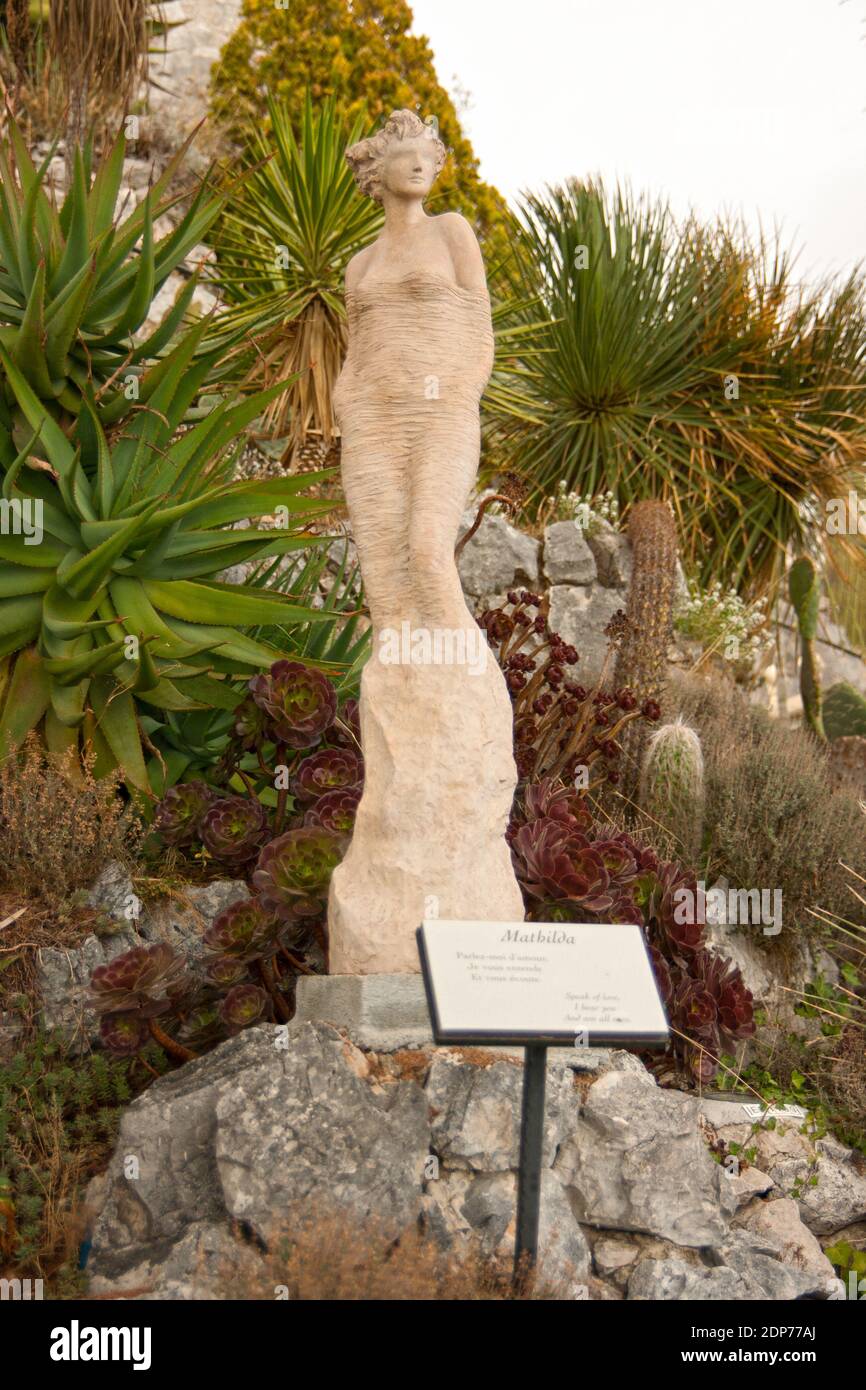 Schlanke Schönheit mit gebundenen Armen. Skulpturen Earth Goddesses` von Jean Philippe Richard im Exotic Garden, auf dem Gipfel des Hügels gelegen. Stockfoto